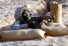 Un soldat syrien en tenue de protection NBC durant l'opération Bouclier du désert.