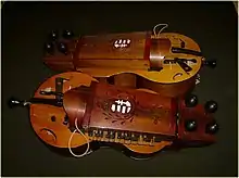 Photographie couleur de deux instruments en bois côte à côte.
