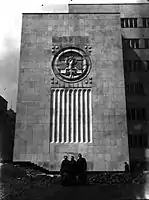 L'aigle de Szukalski dans l'immeuble de bureaux pour handicapés à Katowice, 1938-1939 (le bas-relief a été détruit pendant la Seconde Guerre mondiale)