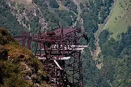 Cet équipement acheminait le minerai extrait des mines de Bulard à l'usine de traitement située dans la vallée.