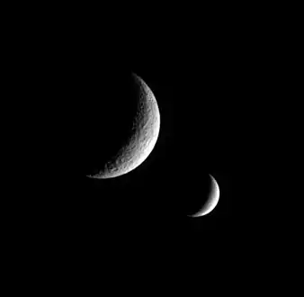 Téthys (grand) et Encelade (petit).