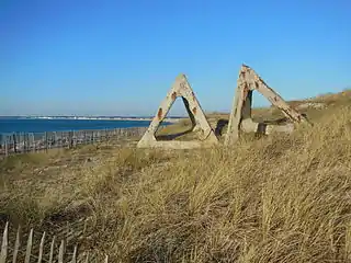 Tétraèdres en béton à Pen Bron, utilisés comme obstacles aux barges de débarquement.