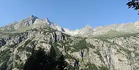 Vue depuis la Bernardière ; en bas à droite, la cascade de la Froide Pisse.