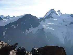 La tête de Valpelline au premier plan, la dent d'Hérens au second plan et le Cervin en arrière-plan.