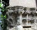 Tête de chapiteau de l'ancienne église du XIIIe siècle utilisée en réemploi dans une maison.