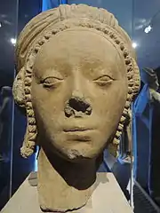 Vestige de statue : une tête de femme.