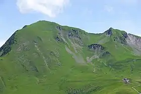 Vue de la tête de l'Aulp (à gauche) et de son antécime la Rouelle (à droite) depuis l'ouest.