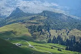 Vue depuis la Clef des Annes de la tête des Annes (au centre) et de la pointe de Roulelletaz (à gauche) dominant le col des Annes.