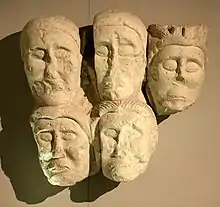 Sculpture des têtes coupées provenant du site de l'oppidum d'Entremont.