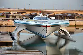 Bouregreg Marina accueille le PlanetSolar. Le nouveau pont Hassan II est derrière.
