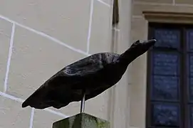 Figurine représentant un oiseau.