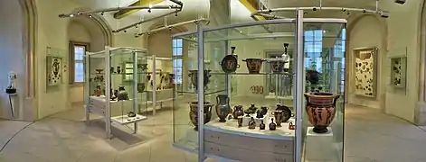 Vitrines d'exposition d'objets d'archéologie classique (dont deux cratères).