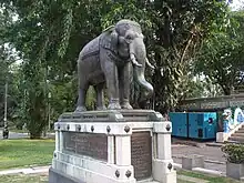 La statue de l'éléphant, cadeau du roi Prajadhipok du Siam, à l'entrée d'un temple.