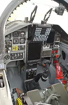 Cockpit de T-38 avec au premier plan le manche à balai central.