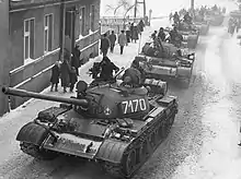 Une colonne de chars T-55 entre dans la ville de Zbąszynek, se dirigeant vers l’est en direction de la ville de Poznań, le 13 décembre 1981.