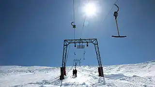 Enrouleurs à archet pouvant remonter deux skieurs