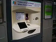 Distributeur automatique de titres de transport à la station Basilique de Saint-Denis.