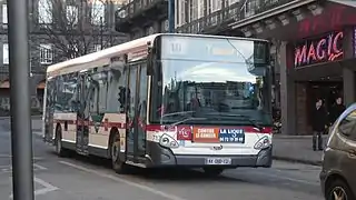 Bus standard Heuliez GX 327 du réseau T2C.