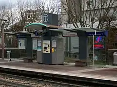 Mobilier de station typique des stations ouvertes avant 2009. Ici, le mobilier de la station Les Moulineaux, en janvier 2006.