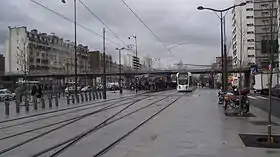 Vue générale du pont depuis le cours de Vincennes, un tramway de la ligne 3b stationnant en dessous.