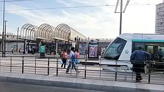 L'entrée de la gare de Garges - Sarcelles, avec le terminus de la ligne T5.