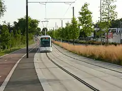 Rame 504 circulant sur l'avenue de la Division-Leclerc à Sarcelles, dans un secteur non urbanisé. Noter la piste cyclable, réalisée sur pratiquement tout le tracé.