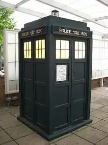 image du TARDIS, véhicule du Docteur qui a la forme d'une cabine anglaise de police, de couleur bleue.