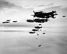 Photographie d'une dizaine de monomoteurs larguant leurs bombes.