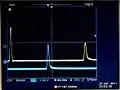 Trace TDR d'une ligne de transmission terminée sur une entrée haute impédance d'un oscilloscope. La trace bleue est l'impulsion vue à l'extrémité. Elle est décalée pour que la ligne de base de chaque canal soit visible.