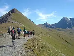 Le col des Chavannes (2 603 m) au km 19,7 et sa descente