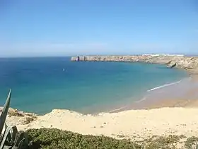 L'océan Atlantique et la pointe de Sagres au loin avec sa forteresse (vues depuis l'est)