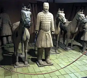 Un cavalier chinois et sa monture, armée de terre cuite du mausolée de l'empereur Qin, IIIe siècle av. J.-C.