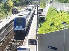 Un TER assurant la liaison entre le campus universitaire de Grenoble et le centre-ville au niveau de la Halte d'Échirolles