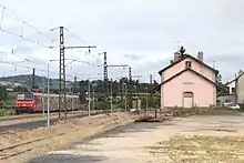 Le TER Béziers - Saint-Chély, seul TER journalier dans ce sens sur cette portion de ligne, à l'arrêt en gare.