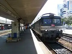 BB 67300 avec soc à l'arrivée d'un TER Rhône-Alpes venant de Chambéry en gare de Grenoble, en Isère.