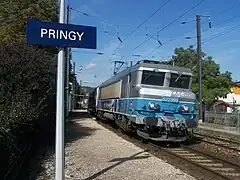 Passage sans arrêt d'un TER en provenance de Saint-Gervais en gare de Pringy quelques minutes avant son arrivée à Annecy.