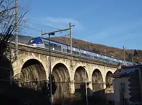 Un TER Genève-Grenoble sur le viaduc de la Valserine à l’entrée de la gare de Bellegarde.