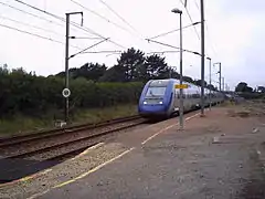 Automotrice Z 21537 passant en gare de Plouigneau.