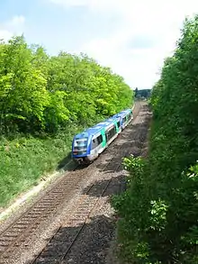 Un train passant sur la voie ferrée traversant la commune