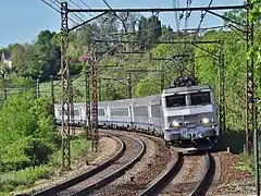 La BB 22260 en livrée « gris béton » en tête d'un TER Genève-Chambéry au sud d'Aix-les-Bains.