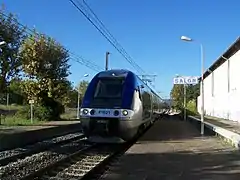 Un TER entre en gare..