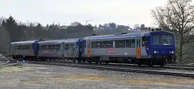 TER Rodez-Toulouse composé des X 2131 en tête et 2119 en queue encadrant une remorque XR 6100, taguée.