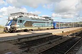 Deux TER à quai (aperçu d'un X 76500, derrière une rame réversible régionale attelée à une BB 67400), en novembre 2013.