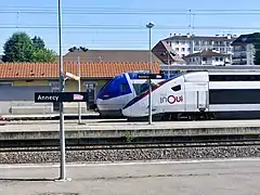 TER et TGV InOui au repos en gare.