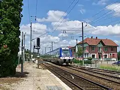 Un TER pour Annecy quittant la gare d'Albens.