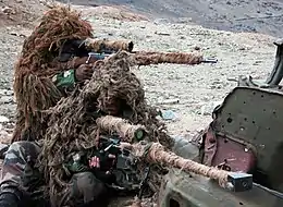 Des tireurs d'élite du 2e REI avec un FR-F2 (celui du haut) et un PGM Hécate II (celui du bas), Afghanistan (2005).