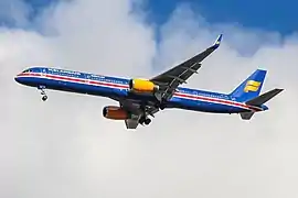 Boeing 757-300 (TF-ISX) en livrée commémorative aux couleurs du drapeau islandais.