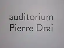 Plaque de présentation de l'auditorium du Tribunal de Paris.