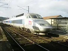 Le TGV 2571 Paris – Remiremont, assuré par la rame 506, traverse la gare.