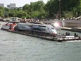 Une motrice et une remorque de la rame 4402 en parade sur la Seine après le record, en mai 2007.